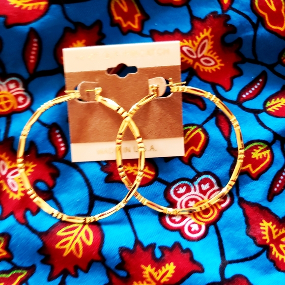 Cute 14k gold statement hoops earrings - Picture 2 of 2